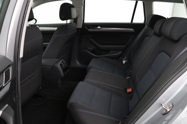 Volkswagen Passat 1.4 TSI PHEV GTE | Panoramadak | Stoelverwarming | Matrix LED | Carplay | Adaptive cruise | Navigatie | Camera | Side Assist | Climate control
