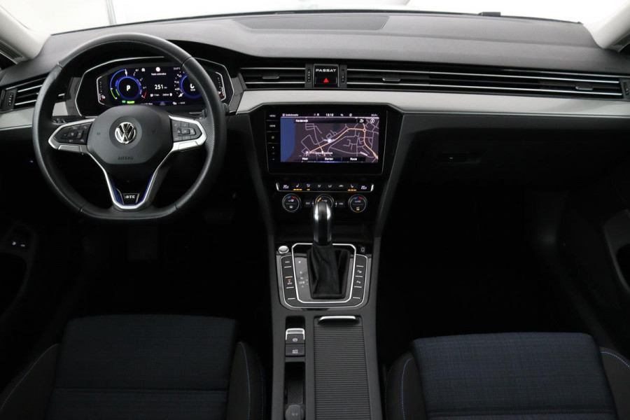 Volkswagen Passat 1.4 TSI PHEV GTE | Panoramadak | Stoelverwarming | Matrix LED | Carplay | Adaptive cruise | Navigatie | Camera | Side Assist | Climate control