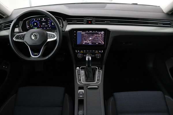 Volkswagen Passat 1.4 TSI PHEV GTE | Panoramadak | Stoelverwarming | Matrix LED | Carplay | Adaptive cruise | Navigatie | Camera | Side Assist | Climate control