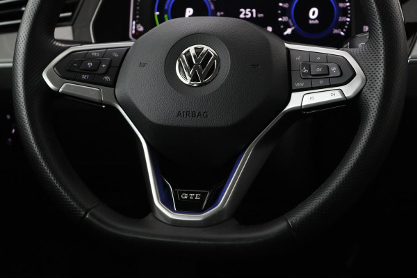 Volkswagen Passat 1.4 TSI PHEV GTE | Panoramadak | Stoelverwarming | Matrix LED | Carplay | Adaptive cruise | Navigatie | Camera | Side Assist | Climate control