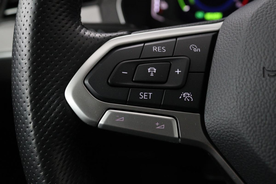 Volkswagen Passat 1.4 TSI PHEV GTE | Panoramadak | Stoelverwarming | Matrix LED | Carplay | Adaptive cruise | Navigatie | Camera | Side Assist | Climate control