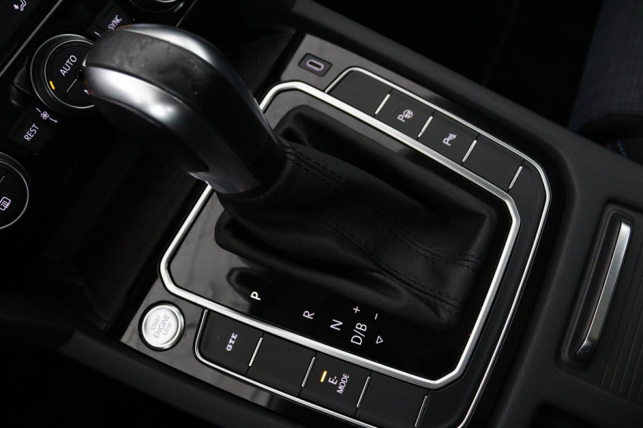 Volkswagen Passat 1.4 TSI PHEV GTE | Panoramadak | Stoelverwarming | Matrix LED | Carplay | Adaptive cruise | Navigatie | Camera | Side Assist | Climate control