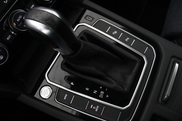 Volkswagen Passat 1.4 TSI PHEV GTE | Panoramadak | Stoelverwarming | Matrix LED | Carplay | Adaptive cruise | Navigatie | Camera | Side Assist | Climate control