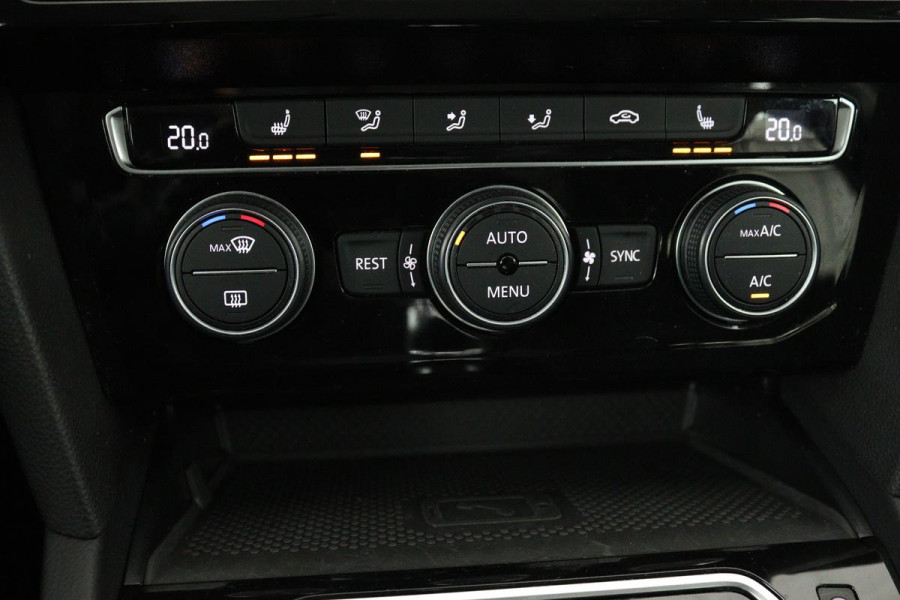 Volkswagen Passat 1.4 TSI PHEV GTE | Panoramadak | Stoelverwarming | Matrix LED | Carplay | Adaptive cruise | Navigatie | Camera | Side Assist | Climate control