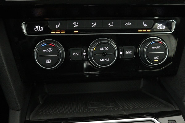 Volkswagen Passat 1.4 TSI PHEV GTE | Panoramadak | Stoelverwarming | Matrix LED | Carplay | Adaptive cruise | Navigatie | Camera | Side Assist | Climate control