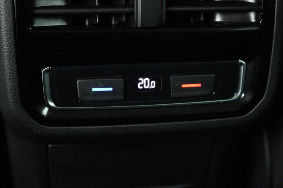Volkswagen Passat 1.4 TSI PHEV GTE | Panoramadak | Stoelverwarming | Matrix LED | Carplay | Adaptive cruise | Navigatie | Camera | Side Assist | Climate control