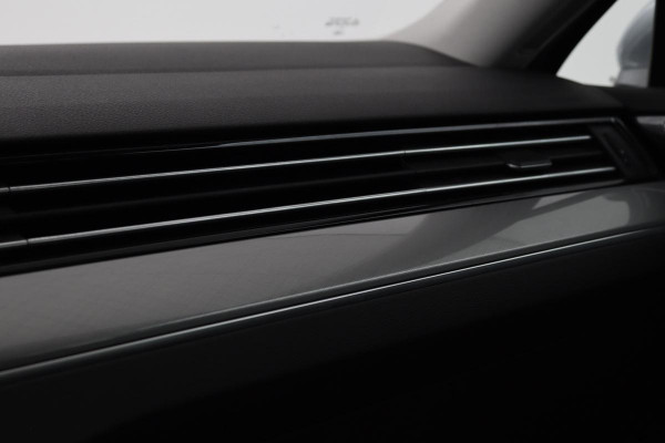 Volkswagen Passat 1.4 TSI PHEV GTE | Panoramadak | Stoelverwarming | Matrix LED | Carplay | Adaptive cruise | Navigatie | Camera | Side Assist | Climate control