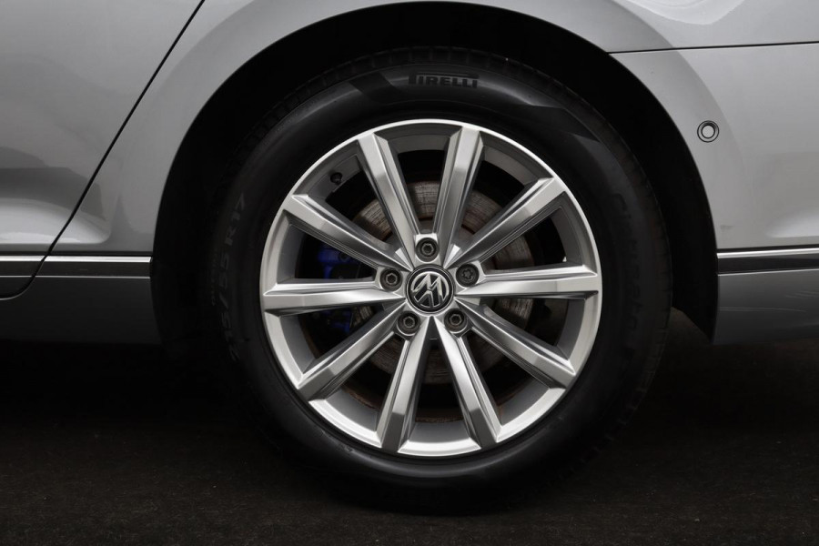 Volkswagen Passat 1.4 TSI PHEV GTE | Panoramadak | Stoelverwarming | Matrix LED | Carplay | Adaptive cruise | Navigatie | Camera | Side Assist | Climate control