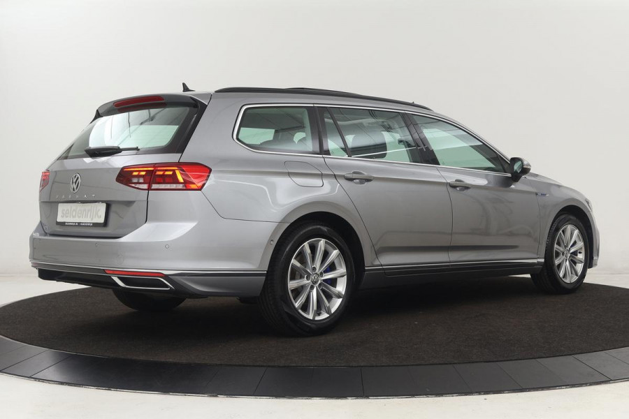 Volkswagen Passat 1.4 TSI PHEV GTE | Panoramadak | Stoelverwarming | Matrix LED | Carplay | Adaptive cruise | Navigatie | Camera | Side Assist | Climate control