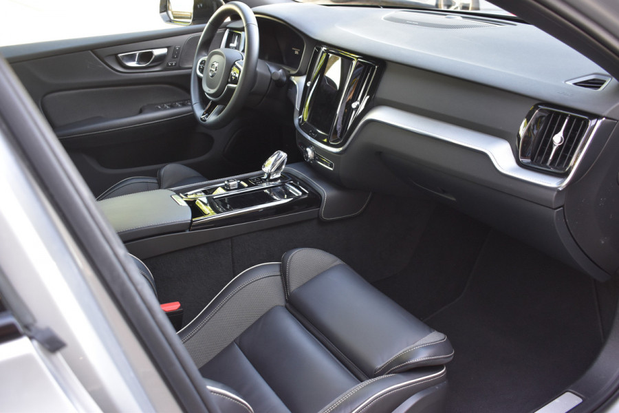 Volvo S60 Recharge T6 AWD Plus Dark H&K | ACC | 360 camera | Sportstoelen | Blis | Stuurverwarming | Stoelverwarming