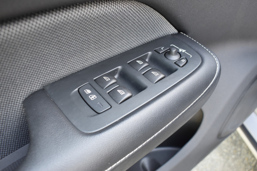 Volvo S60 Recharge T6 AWD Plus Dark H&K | ACC | 360 camera | Sportstoelen | Blis | Stuurverwarming | Stoelverwarming