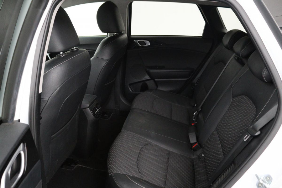 Kia Ceed 1.6 GDI PHEV DynamicLine | Stoel & stuurverwarming | Adaptive cruise | Trekhaak | Camera | Half leder | Navigatie | Keyless | Full LED