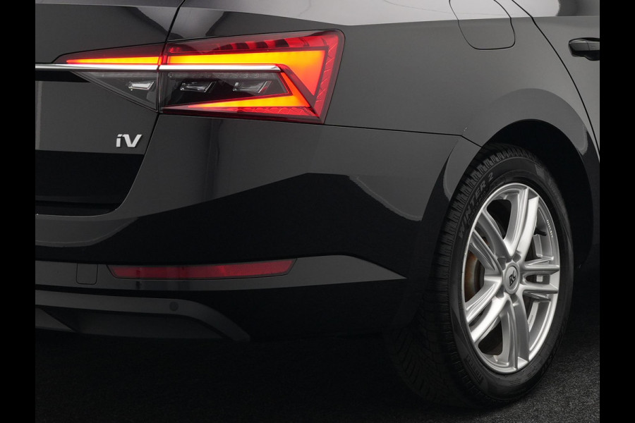 Škoda Superb Combi 1.4 TSI iV Business Edition Plug In Hybrid 218pk PHEV | Panodak | Lederen Sportstoelen Memory & Ventilatie | Adaptive Cruise | Crystal LED | 360 Camera | Navigatie | Apple Carplay | Virtual | DAB | Sfeerverlichting |