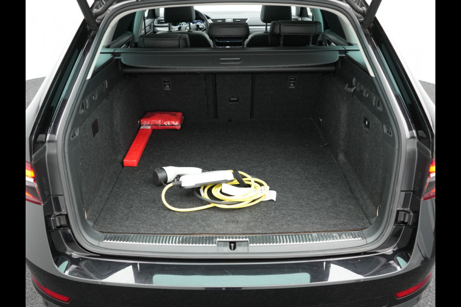 Škoda Superb Combi 1.4 TSI iV Business Edition Plug In Hybrid 218pk PHEV | Panodak | Lederen Sportstoelen Memory & Ventilatie | Adaptive Cruise | Crystal LED | 360 Camera | Navigatie | Apple Carplay | Virtual | DAB | Sfeerverlichting |