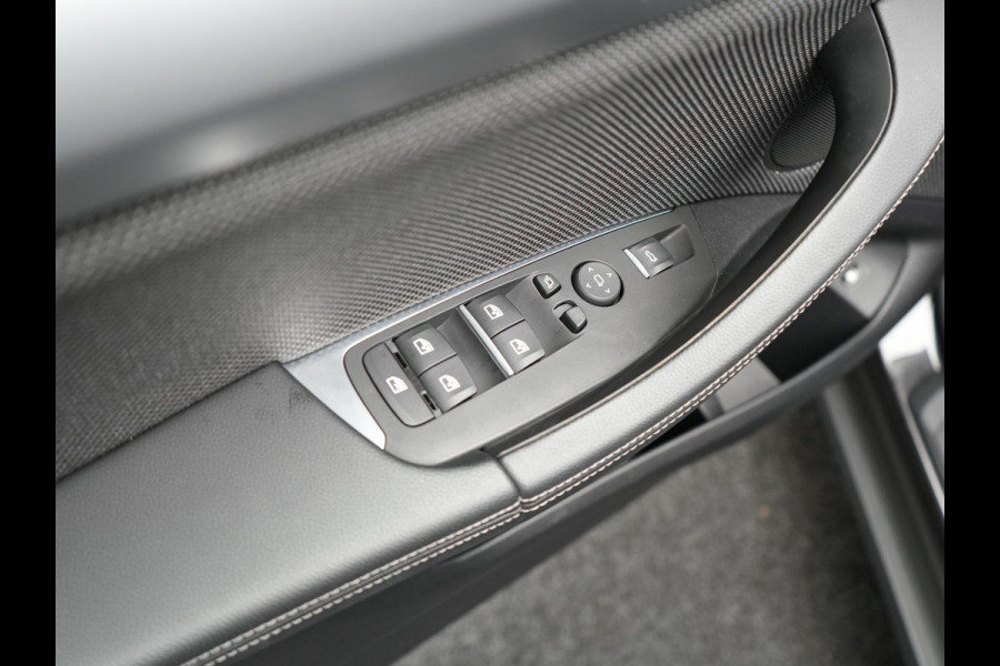 BMW X3 xDrive30e Plug In Hybrid 293pk Dealer O.H. PHEV | Sportstoelen Verwarmd | Navigatie | Apple Carplay | Camera | DAB | Virtual | Stuurwiel Verwarmd | Climate Control | Cruise Control |