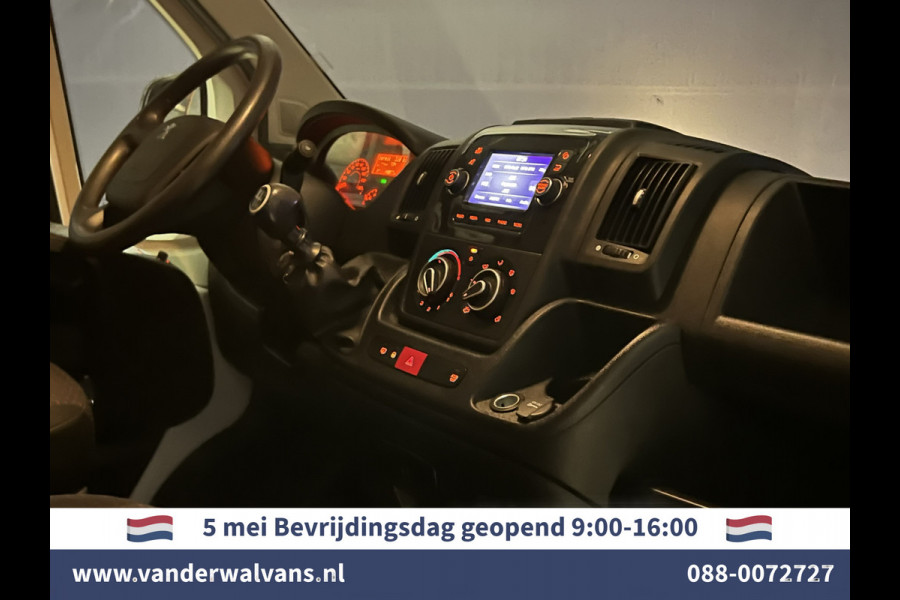 Peugeot Boxer 2.2 BlueHDi 141pk L2H1 Euro6 Airco | Navigatie | Camera | Cruisecontrol | imperiaal, 2500kg trekhaak, parkeersensoren, bijrijdersbank, trap