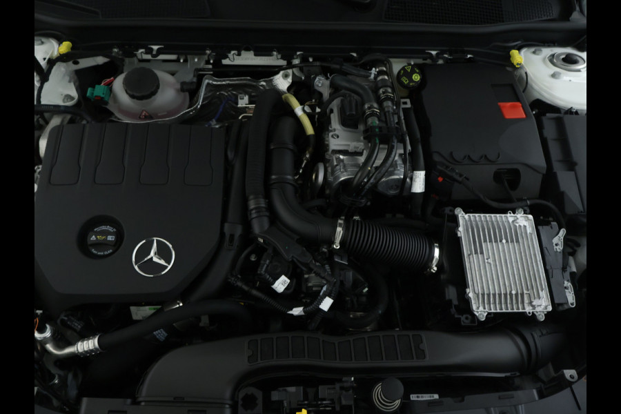 Mercedes-Benz A-Klasse 250 e Business Solution AMG | AMG Line Plus pakket | Nightpakket | Parkeerpakket met 360°-camera | Head-up display | Extra USB-poorten | Antidiefstalpakket URBAN GUARD PLUS | KEYLESS GO-comfortpakket |