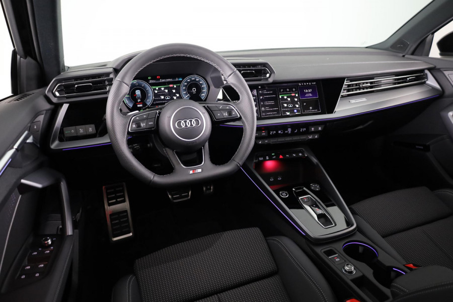 Audi A3 Sportback 45 TFSI e S edition Competition 272pk | Panoramadak | 19 inch lichtmetalen velgen | Sonos Premium Audio | Navigatie