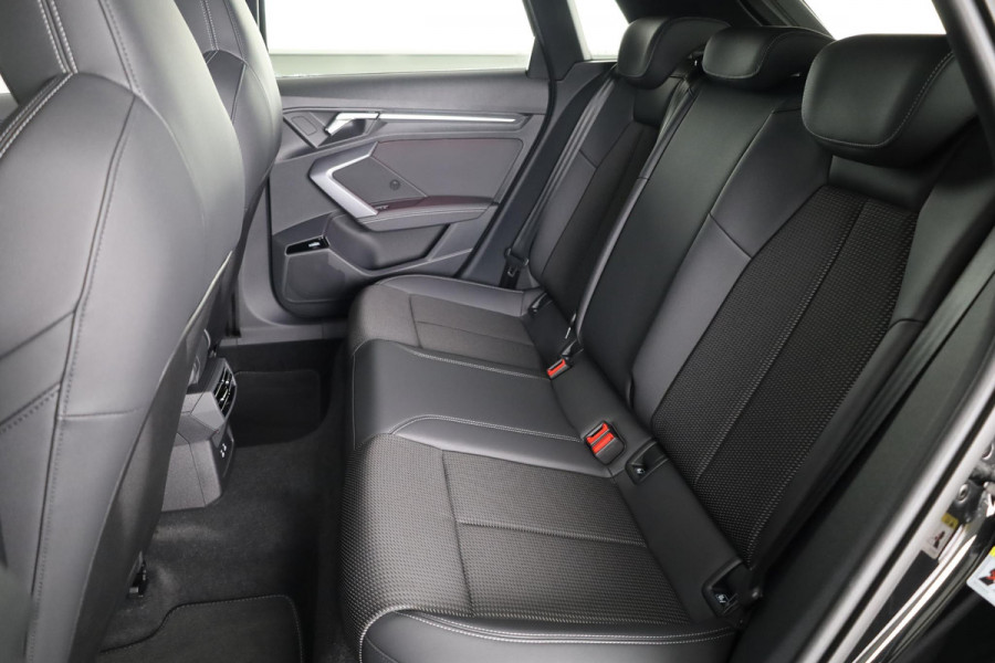 Audi A3 Sportback 45 TFSI e S edition Competition 272pk | Panoramadak | 19 inch lichtmetalen velgen | Sonos Premium Audio | Navigatie