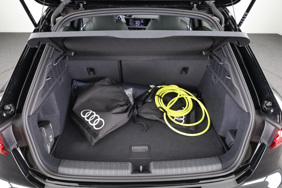 Audi A3 Sportback 45 TFSI e S edition Competition 272pk | Panoramadak | 19 inch lichtmetalen velgen | Sonos Premium Audio | Navigatie