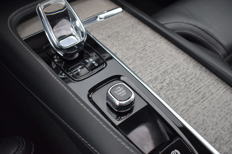 Volvo XC90 T8 455PK Recharge AWD Ultimate Bright | Luchtvering | B&W | Massage | Trekhaak | Stoelkoeling | HUD