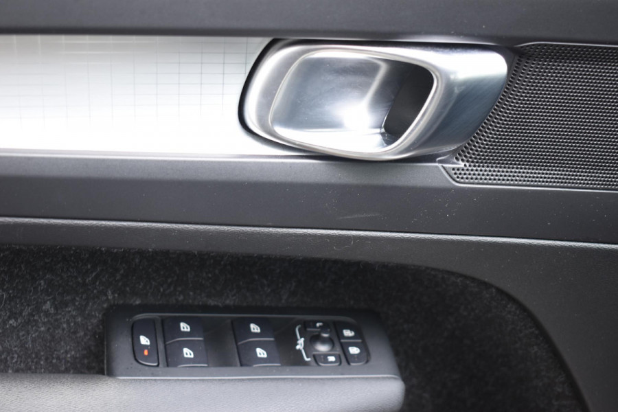 Volvo XC40 T2 129PK Business Pro / Navigatie / Parkeersensoren + Camera / Adaptieve Cruise Control / Stuur-Stoelverwarming / Elektrische Achterklep / LM Velgen