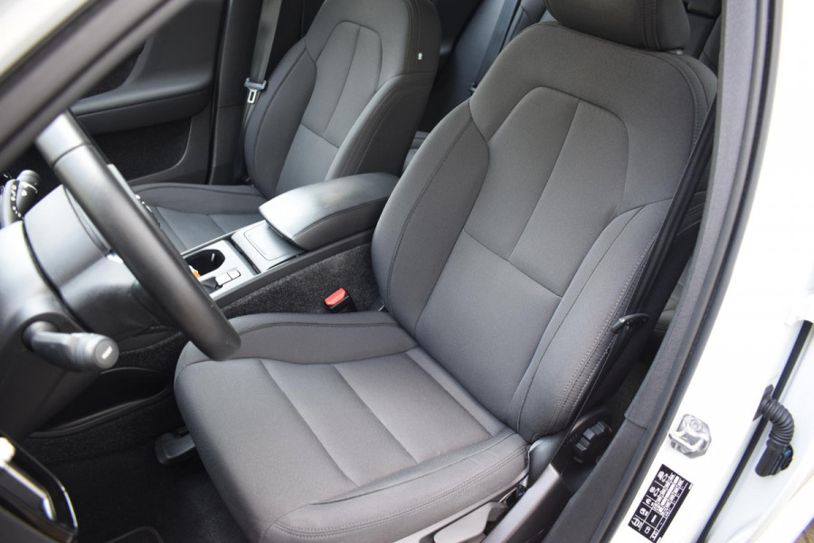 Volvo XC40 T2 129PK Business Pro / Navigatie / Parkeersensoren + Camera / Adaptieve Cruise Control / Stuur-Stoelverwarming / Elektrische Achterklep / LM Velgen