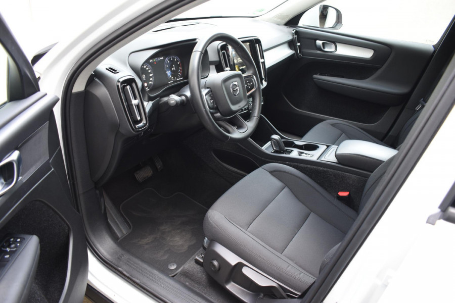 Volvo XC40 T2 129PK Business Pro / Navigatie / Parkeersensoren + Camera / Adaptieve Cruise Control / Stuur-Stoelverwarming / Elektrische Achterklep / LM Velgen