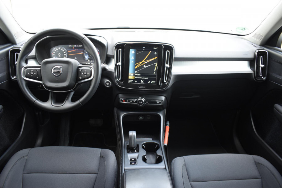 Volvo XC40 T2 129PK Business Pro / Navigatie / Parkeersensoren + Camera / Adaptieve Cruise Control / Stuur-Stoelverwarming / Elektrische Achterklep / LM Velgen