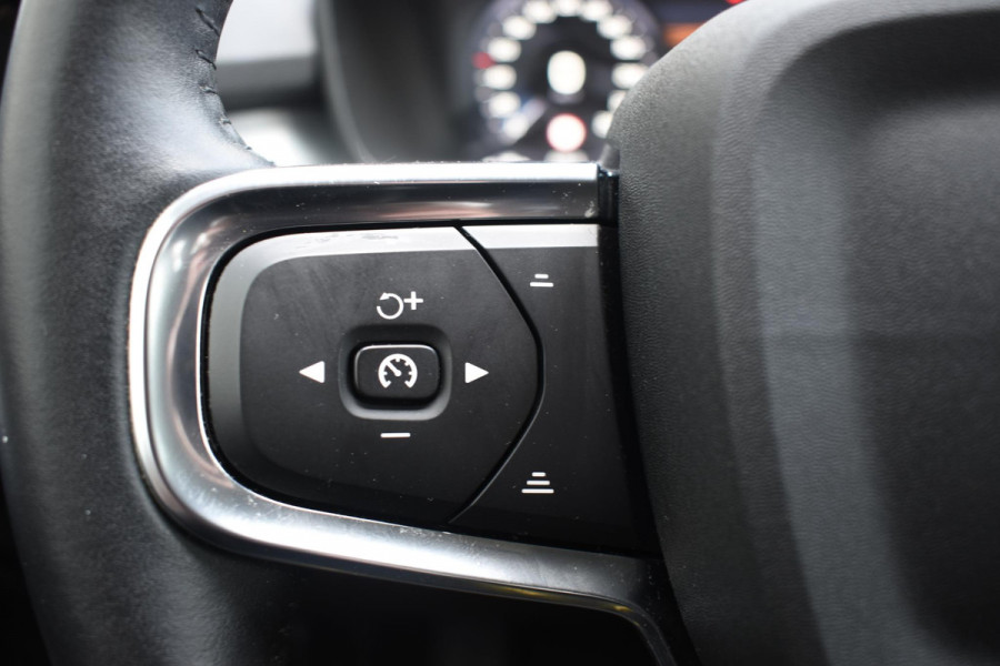 Volvo XC40 T2 129PK Business Pro / Navigatie / Parkeersensoren + Camera / Adaptieve Cruise Control / Stuur-Stoelverwarming / Elektrische Achterklep / LM Velgen