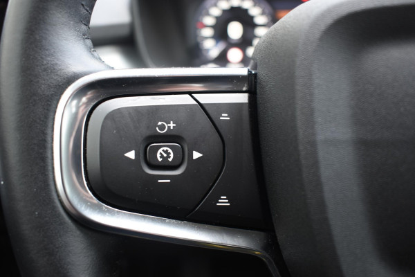 Volvo XC40 T2 129PK Business Pro / Navigatie / Parkeersensoren + Camera / Adaptieve Cruise Control / Stuur-Stoelverwarming / Elektrische Achterklep / LM Velgen
