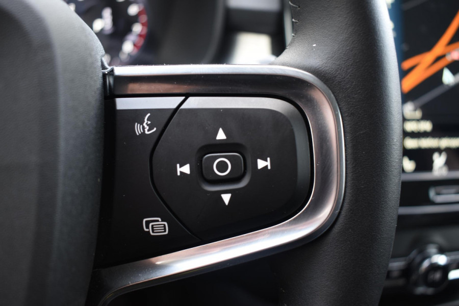 Volvo XC40 T2 129PK Business Pro / Navigatie / Parkeersensoren + Camera / Adaptieve Cruise Control / Stuur-Stoelverwarming / Elektrische Achterklep / LM Velgen