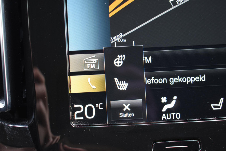 Volvo XC40 T2 129PK Business Pro / Navigatie / Parkeersensoren + Camera / Adaptieve Cruise Control / Stuur-Stoelverwarming / Elektrische Achterklep / LM Velgen