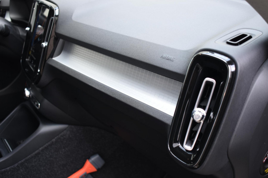 Volvo XC40 T2 129PK Business Pro / Navigatie / Parkeersensoren + Camera / Adaptieve Cruise Control / Stuur-Stoelverwarming / Elektrische Achterklep / LM Velgen