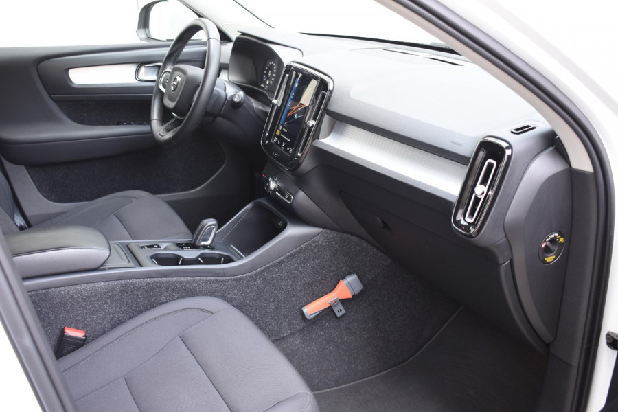 Volvo XC40 T2 129PK Business Pro / Navigatie / Parkeersensoren + Camera / Adaptieve Cruise Control / Stuur-Stoelverwarming / Elektrische Achterklep / LM Velgen