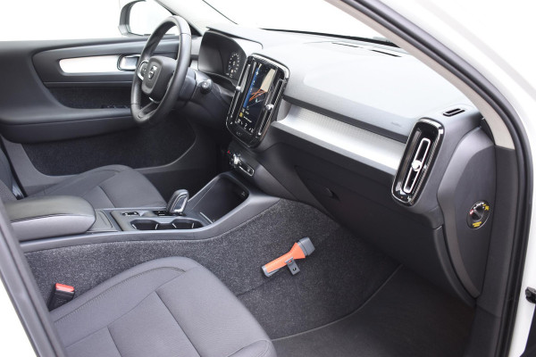 Volvo XC40 T2 129PK Business Pro / Navigatie / Parkeersensoren + Camera / Adaptieve Cruise Control / Stuur-Stoelverwarming / Elektrische Achterklep / LM Velgen