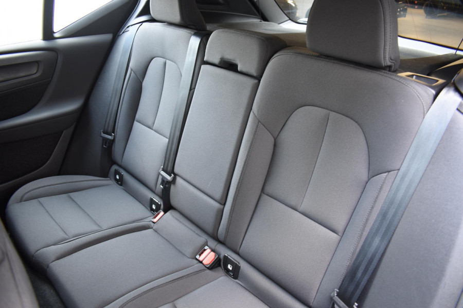 Volvo XC40 T2 129PK Business Pro / Navigatie / Parkeersensoren + Camera / Adaptieve Cruise Control / Stuur-Stoelverwarming / Elektrische Achterklep / LM Velgen