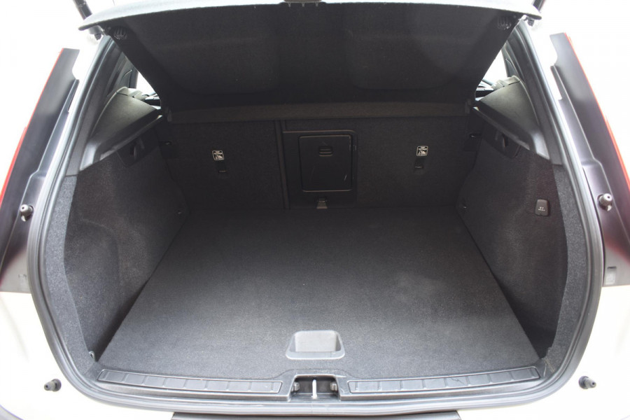 Volvo XC40 T2 129PK Business Pro / Navigatie / Parkeersensoren + Camera / Adaptieve Cruise Control / Stuur-Stoelverwarming / Elektrische Achterklep / LM Velgen