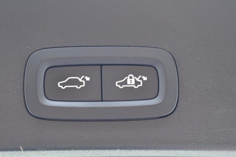 Volvo XC40 T2 129PK Business Pro / Navigatie / Parkeersensoren + Camera / Adaptieve Cruise Control / Stuur-Stoelverwarming / Elektrische Achterklep / LM Velgen