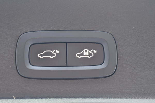 Volvo XC40 T2 129PK Business Pro / Navigatie / Parkeersensoren + Camera / Adaptieve Cruise Control / Stuur-Stoelverwarming / Elektrische Achterklep / LM Velgen