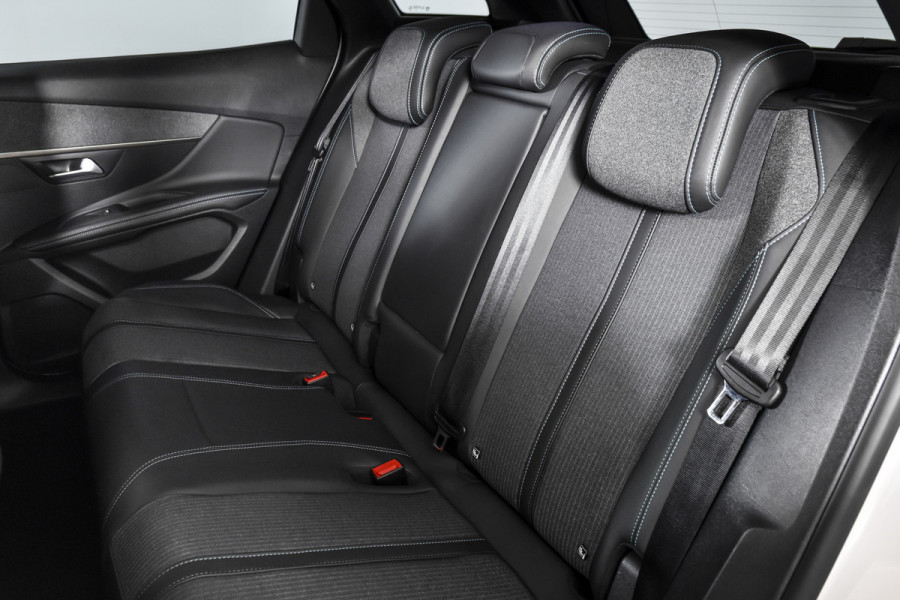 Peugeot 3008 1.6 HYbrid 225 Allure Pack Business - Automaat | Dig. Cockpit | Adapt. Cruise | PDC | Camera | NAV + App. Connect | ECC | Elek. Klep | LM 18" | Afn. Trekhaak |