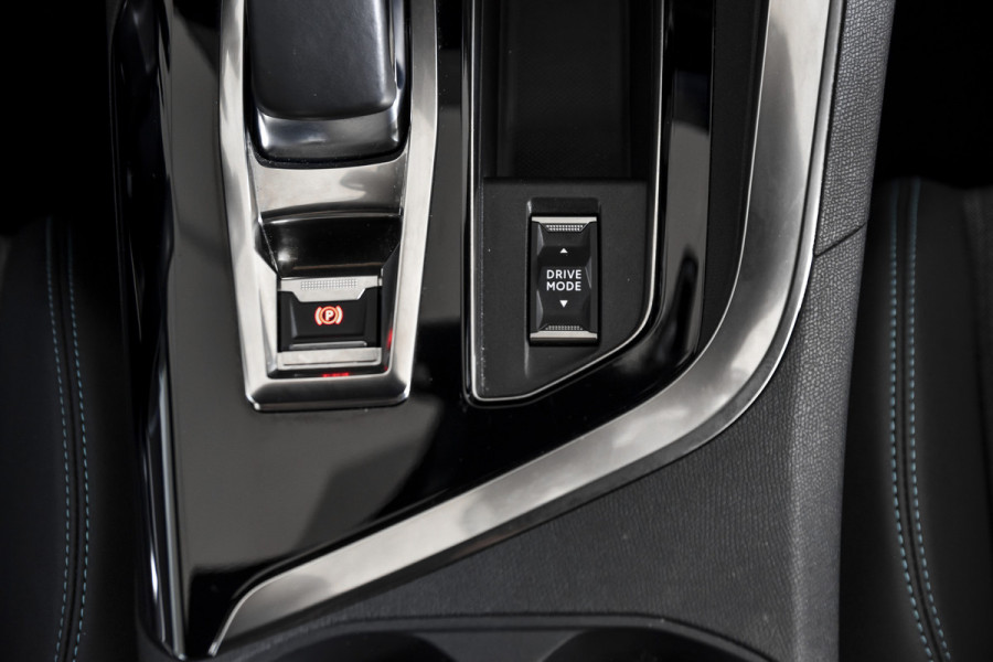 Peugeot 3008 1.6 HYbrid 225 Allure Pack Business - Automaat | Dig. Cockpit | Adapt. Cruise | PDC | Camera | NAV + App. Connect | ECC | Elek. Klep | LM 18" | Afn. Trekhaak |