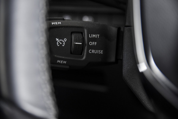 Peugeot 3008 1.6 HYbrid 225 Allure Pack Business - Automaat | Dig. Cockpit | Adapt. Cruise | PDC | Camera | NAV + App. Connect | ECC | Elek. Klep | LM 18" | Afn. Trekhaak |