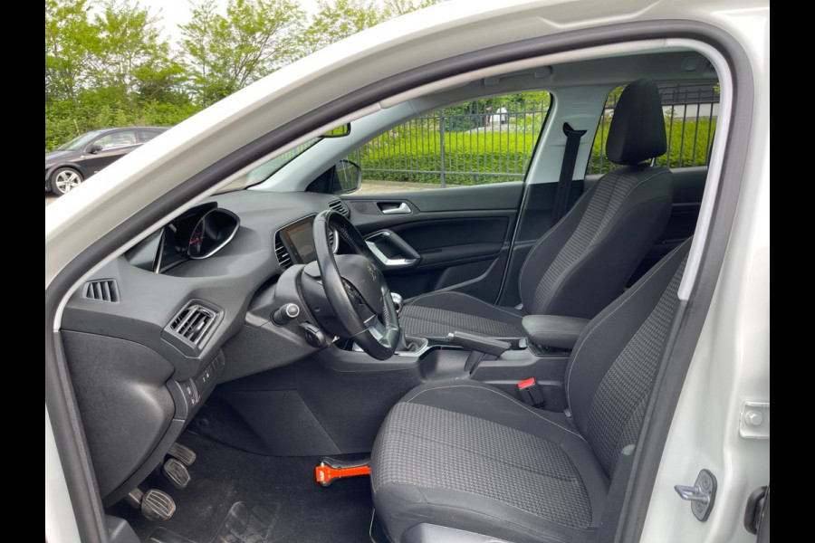Peugeot 308 SW 1.2 PureTech Blue Lease Executive Panoramdak Navi Led-xenon Pdc