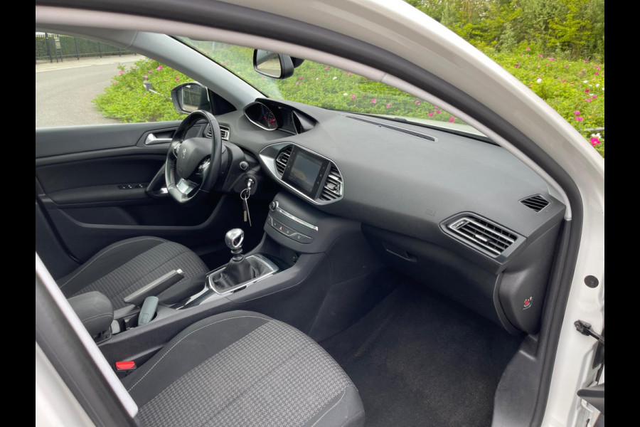 Peugeot 308 SW 1.2 PureTech Blue Lease Executive Panoramdak Navi Led-xenon Pdc