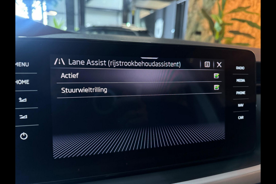 Škoda Kamiq 1.0 TSI Ambition Garantie CarPlay Camera PDC Front Ass Lane Ass Cruise Clima DAB Navi Rijklaar