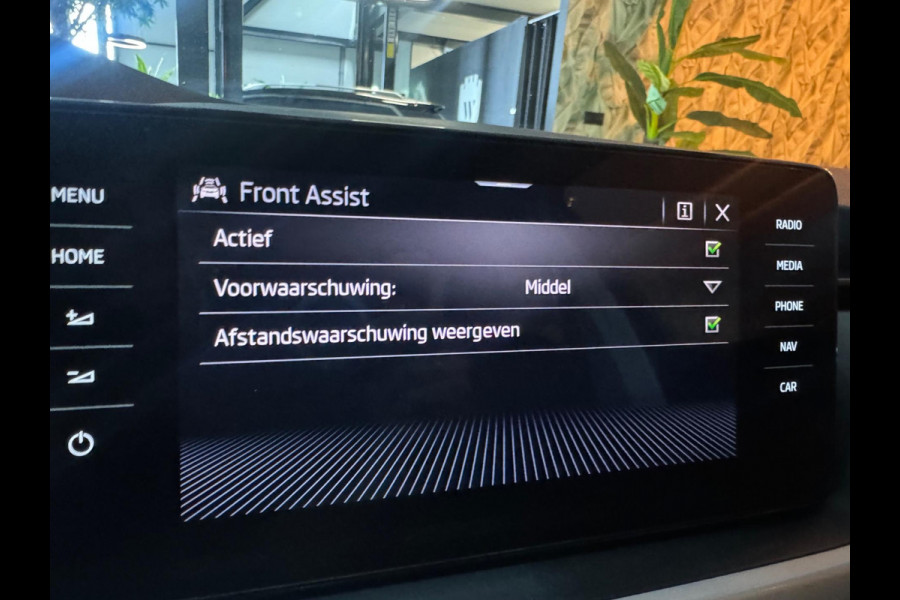 Škoda Kamiq 1.0 TSI Ambition Garantie CarPlay Camera PDC Front Ass Lane Ass Cruise Clima DAB Navi Rijklaar