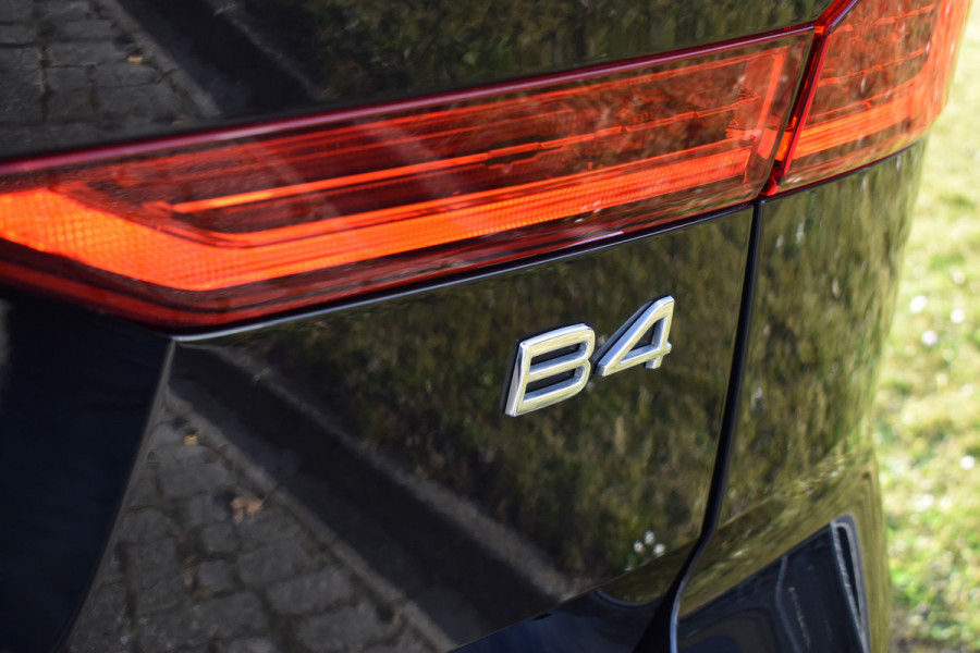 Volvo XC60 B4 Automaat Plus Dark | Keyless | Harman Kardon | Elec Stoelen | Stoel Stuurwielverwarming | 360 Camera