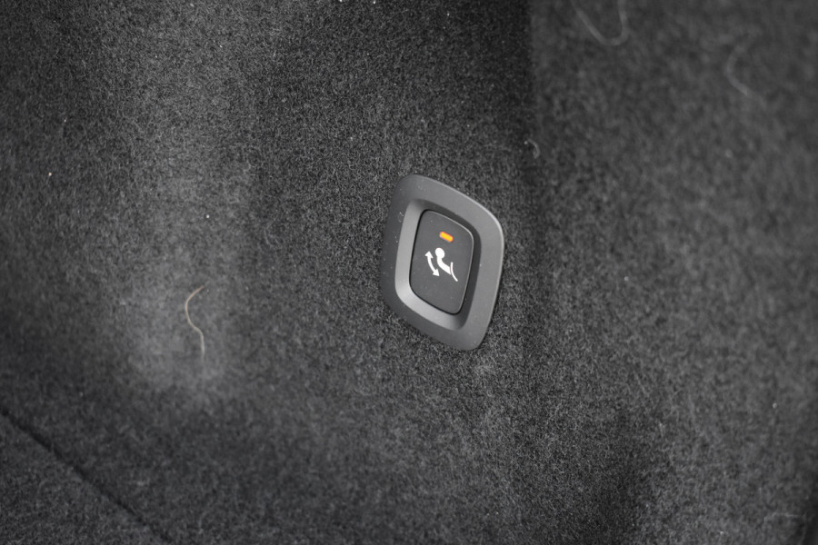 Volvo XC60 B4 Automaat Plus Dark | Keyless | Harman Kardon | Elec Stoelen | Stoel Stuurwielverwarming | 360 Camera