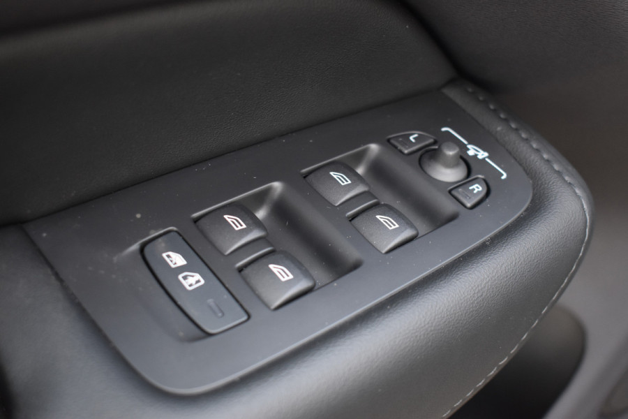 Volvo XC60 B4 Automaat Plus Dark | Keyless | Harman Kardon | Elec Stoelen | Stoel Stuurwielverwarming | 360 Camera